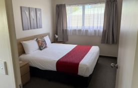 2-Bedroom Suite with king-size bed